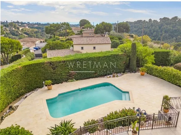 Agréable villa avec terrasse vue mer, piscine et jardin paysager