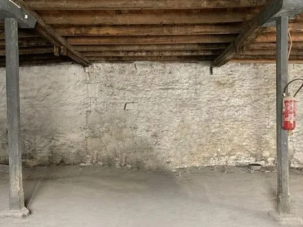 Place de parking couvert - résidence privée