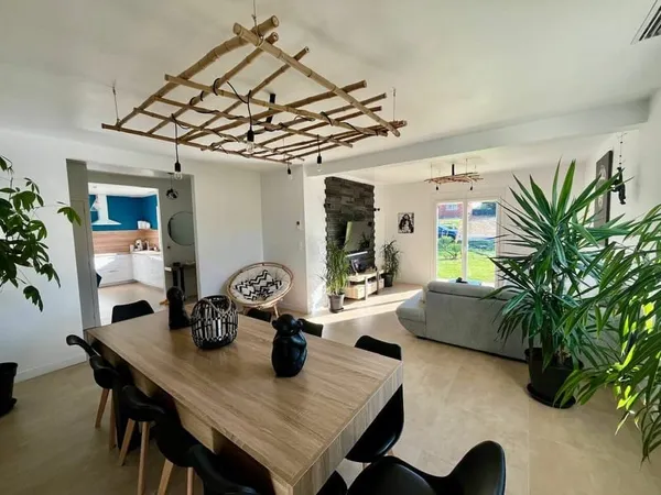 Très belle maison entièrement restaurée avec potentiel au sous-sol d'un second logement, jardin et g