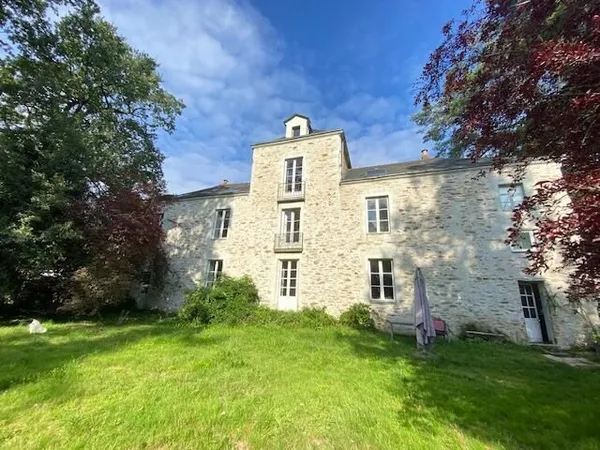 Manoir XVIIème Nantes intra-muros avec chapelle et parc