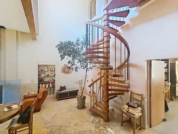 Maison de village en pierre avec cour, terrasse et dépendances à Aramon