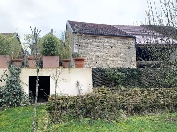 Maison à rénover avec terrain, piscine et dépendances