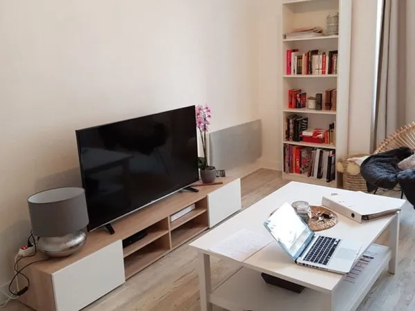 A Pont Scorff centre beau T2 rénové dans maison bourgeoise.
