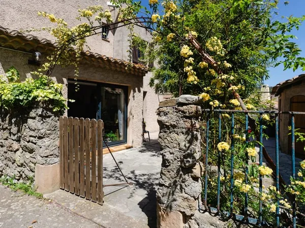 Maison de caractère avec terrasses, garage et potentiel locatif