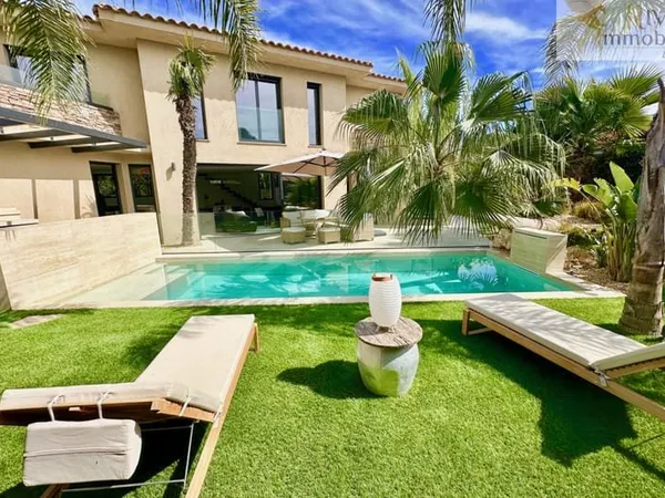 EN EXCLUSIVITE -VILLA CONTEMPORAINE AVEC PISCINE ET PRESTATI