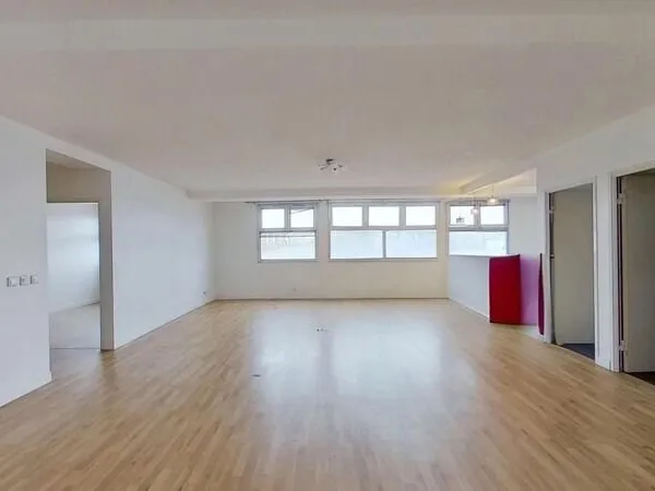 Locaux de bureaux 239 m² au sol (235,94 m² Carrez)