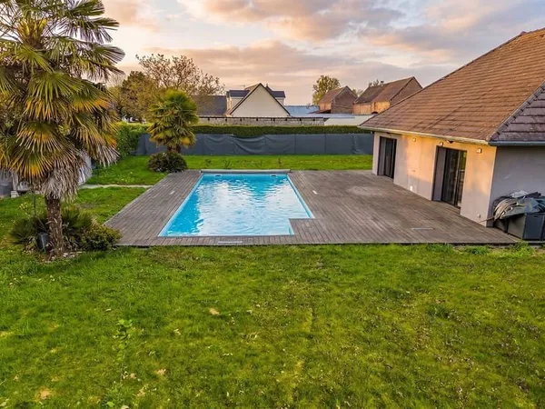 Maison familiale avec piscine - Villers-Bocage (80)