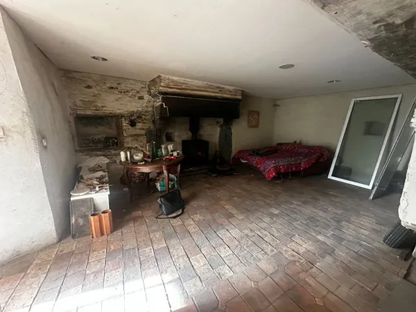 Maison en pierre à rénover.
