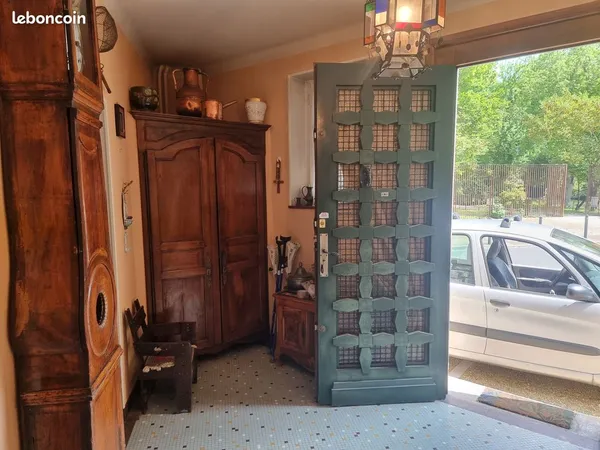 Maison familiale spacieuse : le parfait équilibre ville-nature