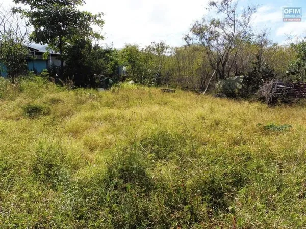 Terrain plat constructible de 882 m² situé à Piton st Leu