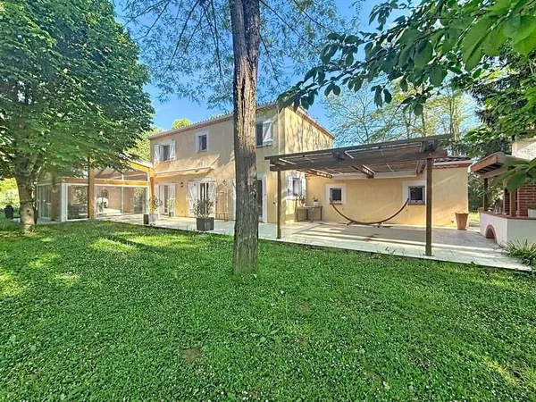 Maison T6 165 m2 avec piscine couverte chauffée Grand terr