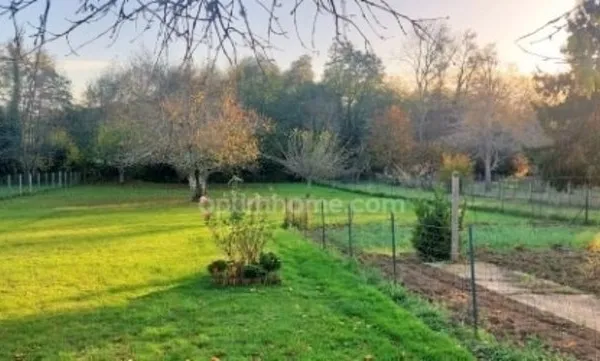 Maison indépendante habitable de suite sur un beau terrain clos !!