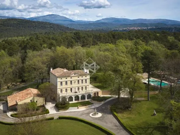 Élégant hôtel particulier au coeur d'un grand domaine privé