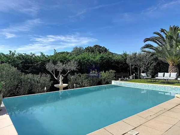 Superbe villa de plain-pied avec piscine