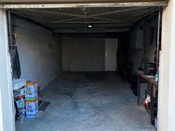 Grand box 26 m² avec eau + électricité - Sanary-sur-Mer (quartier Buge)