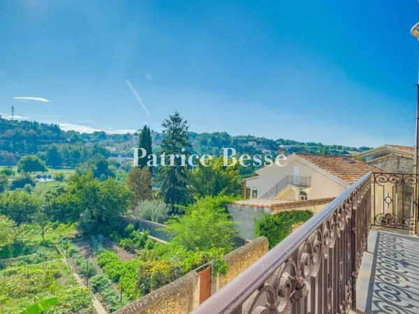 En Provence, dans le village de Valensole, une maison du 18e s. avec sa terrasse tropézienne entre A