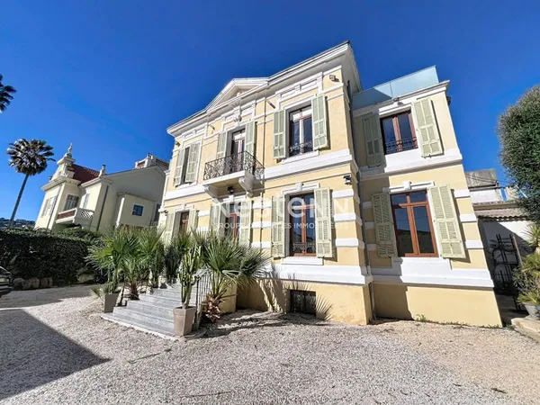 GOLFE JUAN - Villa Bourgeoise - 357m² - Proche mer - 10 appartements - Terrain 632m² - Parkings - Su