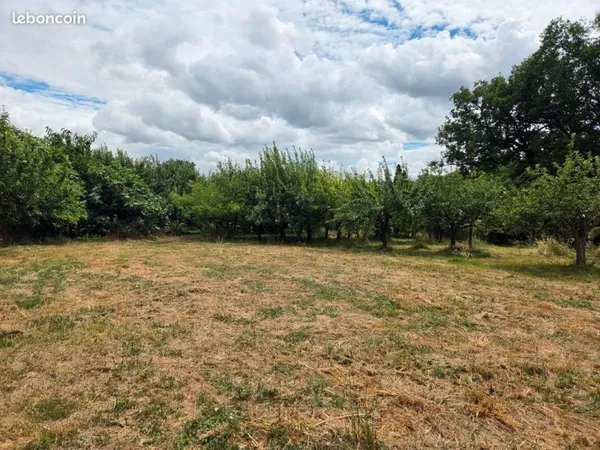 LAPEYROUSE-FOSSAT - Magnifique terrain de 861 m²