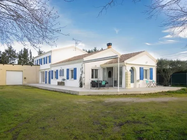 Maison de 198m² - garages et stockages sur 3.4 h de terrain