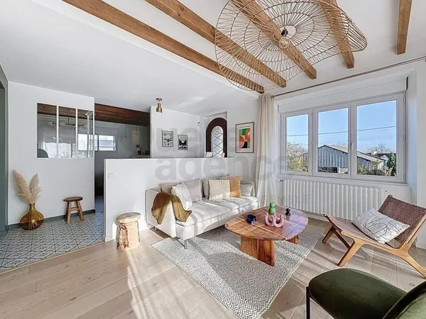 Entre mer et village : maison contemporaine aux prestations soignées
