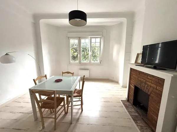 À VENDRE Appartement 3 pièces avec charme ancien, centre-v