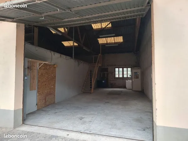 Location Hangar stockage + bureau