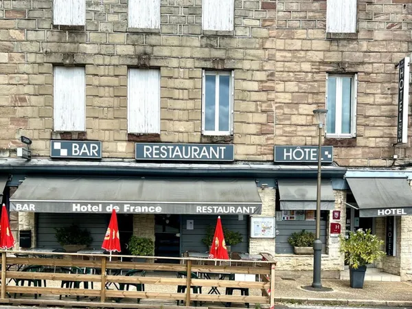 Ensemble immobilier de 799 m2 : Hôtel 2 étoiles, bar et restaurant
