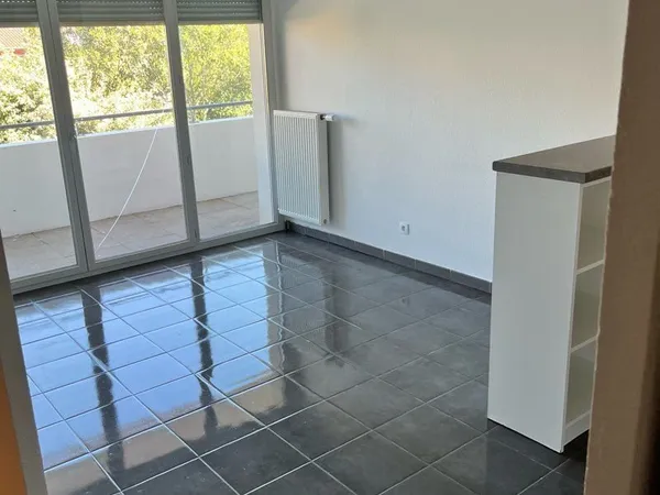 T2 38 m2- terrasse + parking - métro a pied