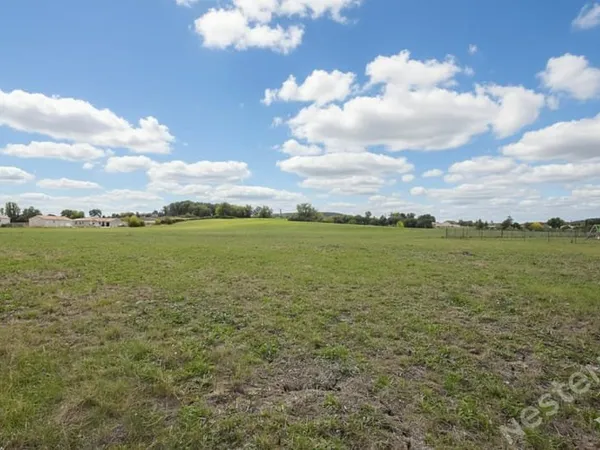 Terrain constructible de belle superficie, à proximité immédiate des commodités ! Sud Bergerac