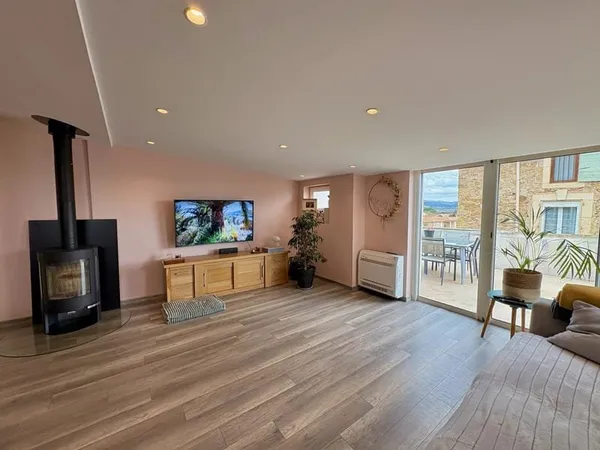 Une maison de 3 chambres magnifiquement présentée avec un grand garage et un studio séparé.