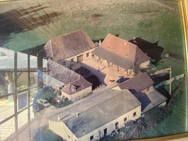 Voormalige 16e eeuwse boerderij met binnenplaats, verbouwd tot woonhuis, gîtes en chambre d'hôtes. O