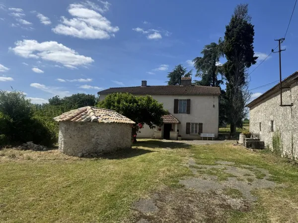Belle maison quercynoise en pierre de 165 m2 à restaurer avec des dépendances ( grange et longère )