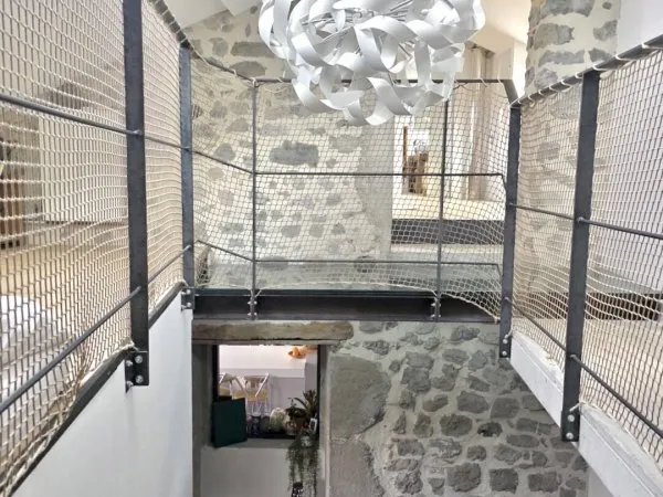 Très belle rénovation où le charme opère.