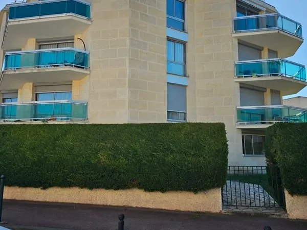 Bureaux / locaux professionnels (92 m²) au RDC - Standing, calme, verdure et soleil