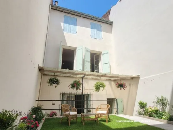 Maison de ville avec terrasse et garages