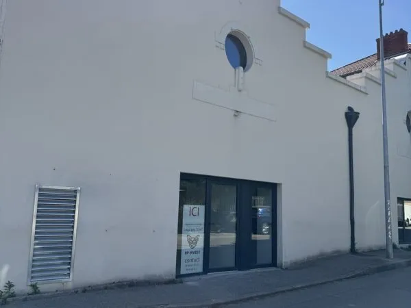 CRAPONNE centre, local commercial ou professionnel NEUF de 70 m2 en RDC sur rue + 1 parking couvert