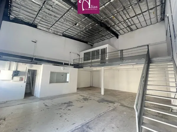 À louer - Dépôt 155m2 dont Mezzanine 40m2 - Moudong - Jarry