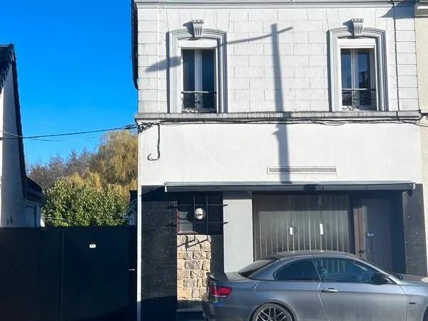 Local Commercial sur place de village