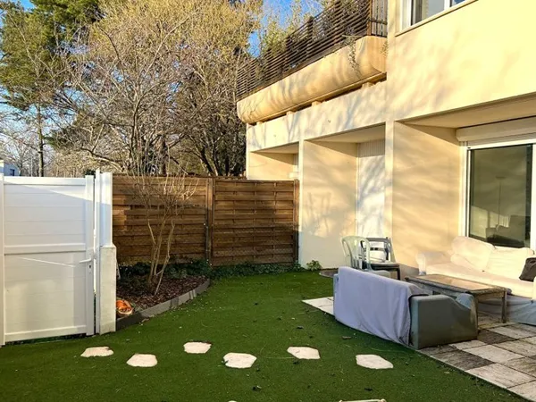 Appartement de type 5 avec terrasse et stationnement sur Angers quartier Orgemont/ clinique de l'Anj