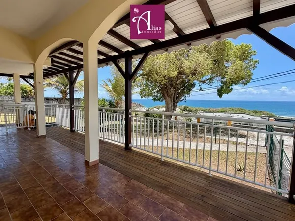 LOCATION -- Haut de villa F4 avec vue mer au Gosier