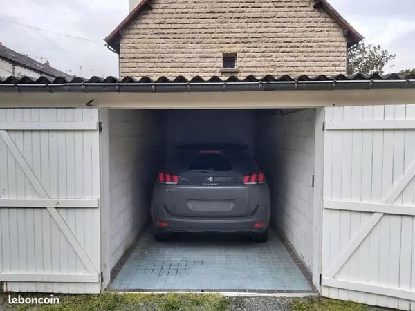 Garage fermé à louer