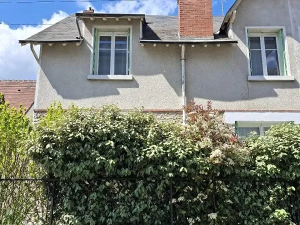 Maison de ville de 1935, entièrement rénovée. Sur 3 niveaux, 6 pièces dont 4 chambres. 2 salles d'ea