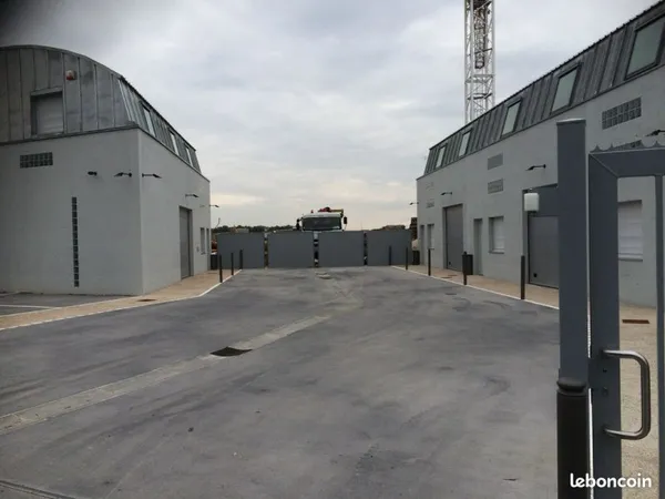 Entrepot - bureaux a louer