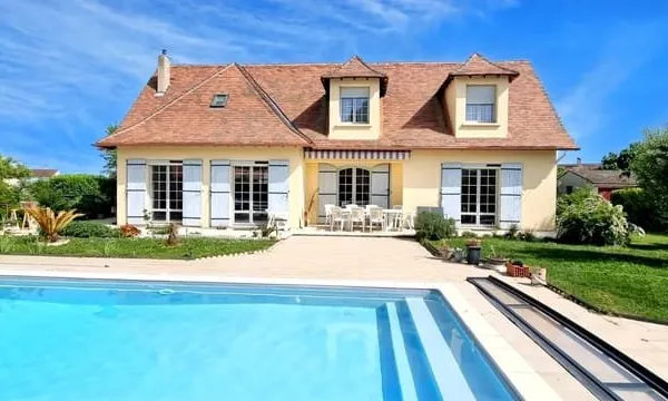 Belle maison de style Périgourdin avec Piscine sur jardin très bien agrémenté .