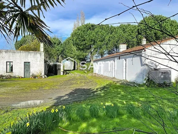 Maison de 102m² avec plus de 300m² de dépendances.