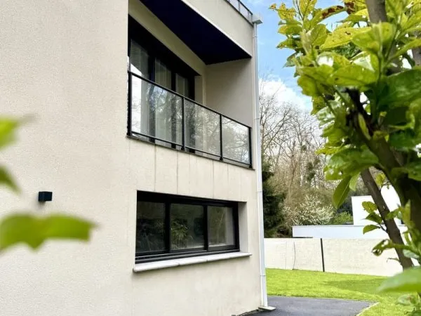 Belle et grande maison contemporaine