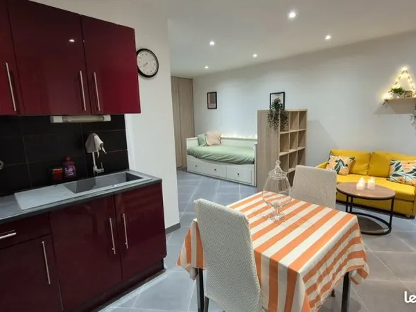 Studio meublé rénové 30 m² avec espace nuit séparé quartier Bellevue