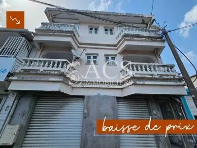Immeuble de deux appartements + un espace commercial, bourg