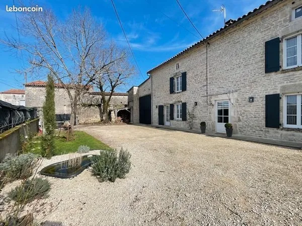 Authentique longère charentaise rénovée, 200 m2, grange et terrain clos à 15 minutes de la zone des 