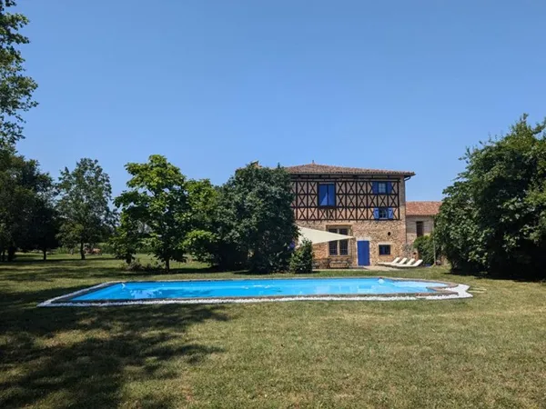 Demeure de prestige avec dépendances et piscine sur terrain de 1 hectare